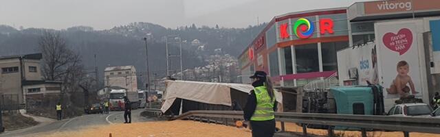 Šleper sleteo sa kolovoza i udario nekoliko parkiranih vozila