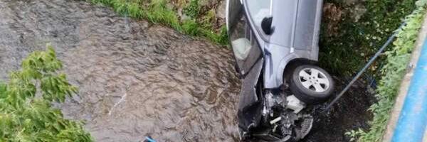 Vozač „opela“ vozio brzo, pa automobilom sleteo u predejansku reku