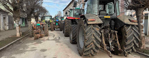 Poljoprivrednici iz Rače jutros ušli u zgradu Skupštine opštine