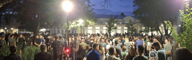 Da se lično zahvalimo : Kragujevčani protestovali ispred Gradske tržnice, SNS-a i Dašićeve kuće (FOTO)