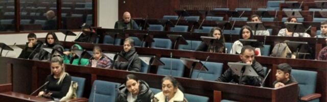 Izuzetan potez grada Čačka: Najbolji romski đaci dobili na poklon laptopove