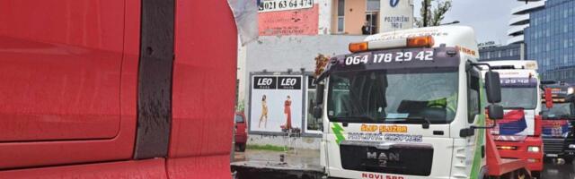 VIDEO: Kolona kamiona uz trubljenje i zastave prodefilovala Novim Sadom povodom Božića