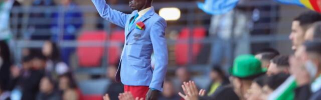 NAVIJAČ STAJAO SVAKU UTAKMICU KAO KIP! NIJE NI MRDNUO! Postao je simbol takmičenja i heroj nacije, evo šta se krije iza njegovog gesta