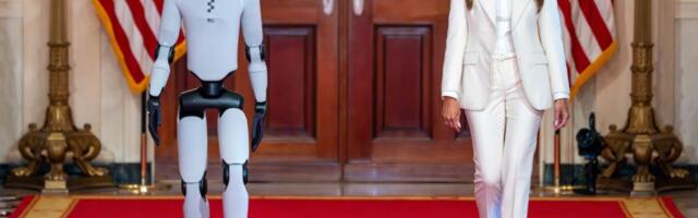 Melanija Tramp ušetala s robotom u Belu kuću, ali svi gledaju u njena stopala: Perfektno belo odelo i vrtoglave štikle opčinile dame sirom sveta