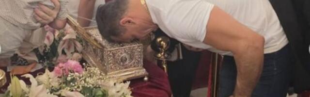 Jovanin bivši sa porodicom u Hramu: Dragan uslikan ispred svetinje, svi gledaju u lepu plavušu pored njega