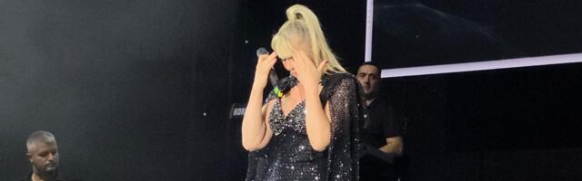 SUZANA JOVANOVIĆ U SUZAMA NA KONCERTU: Folkerka se vratila na scenu posle 27 godina, načisto je savladale emocije (VIDEO)