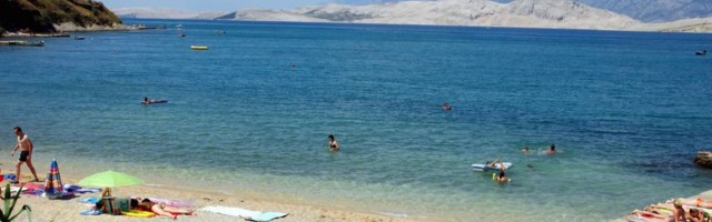 Turisti u šoku gledaju lika koji pluta Dalmacijom na dušeku u obliku penisa - ovo je hit