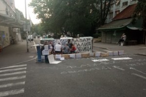 Грађани Карабурме наставили блокаду улице
