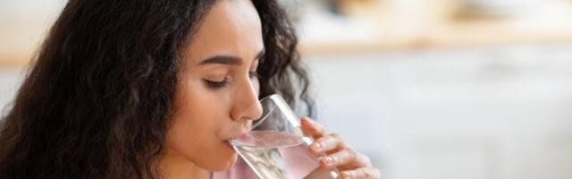 Kada je najbolje piti VRUĆU, a kada HLADNU vodu