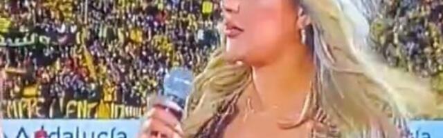 NAŠLA SE U VELIKOM PROBLEMU: Voditeljka zasenila fudbalere - dekolte je bio u prvom planu! (VIDEO)