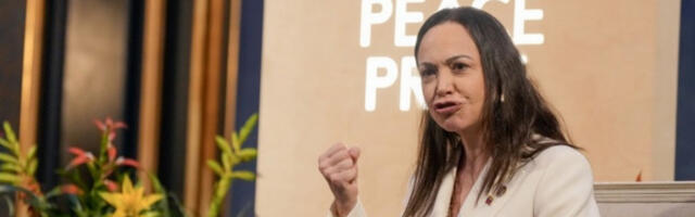 Побегла из Венецуеле са периком на глави да прими Нобелову награду