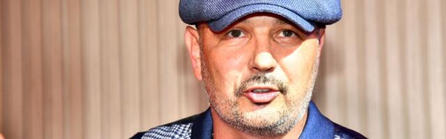 Vladika služio pomen Siniši Mihajloviću: Dirljive scene ispred večne kuće u Rimu - Neutešna porodica prijatelji i poštovaoci fudbalera na okupu, venci i cveće na grobu