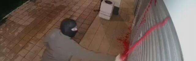 (VIDEO) Eskalacija blokaderskog nasilja: Vandali uništili prostorije SNS