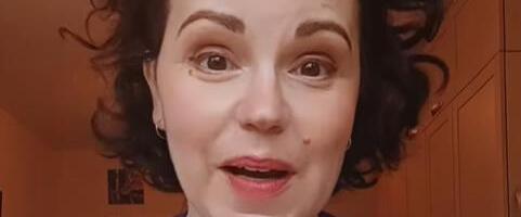 Voditeljka podvrgnuta histerektomiji zbog povećanog rizika od raka: "Da li sam na neki način manje žena bez materice i jajnika?"