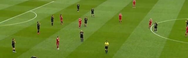 Emotivne scene na Enfildu: Utakmica legendi prekinuta u čast Dioga Žote, bivši saigrač Portugalca zaplakao na terenu /VIDEO/