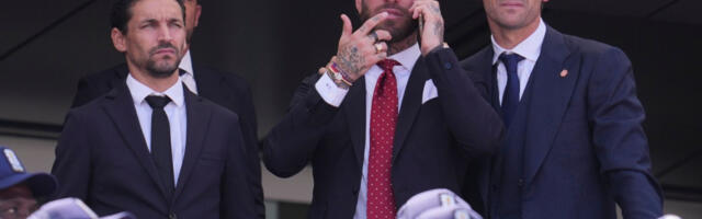 Španija slavila gol za titulu, Ramos ostao u klozetu? Kamere otkrile neverovatnu scenu (VIDEO)