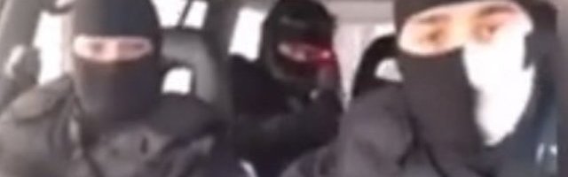 (VIDEO) Imaju i oni dušu: Pogledajte kako se specijalci zabavljaju u automobilu dok kruže gradom za vreme policijskog časa