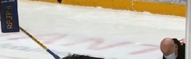 Sudija je izgubio zube nakon stravičnog udarca na hokejškoj utakmici, ali niko nije bio kriv! (VIDEO)