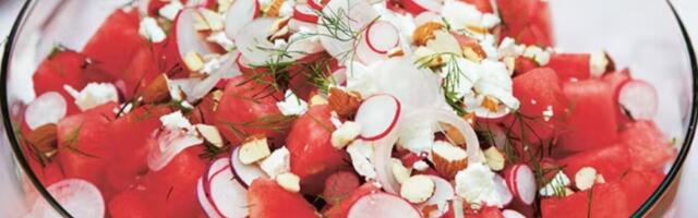 Letnja salata sa lubenicom, bademima i mirođijom