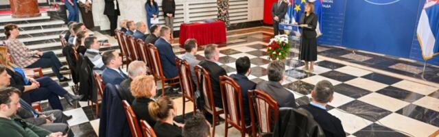 NACIONALNIM SAVETIMA U VOJVODINI DODELjENO 80 MILIONA DINARA: Ugovore uručila predsednica Pokrajinske vlade Maja Gojković