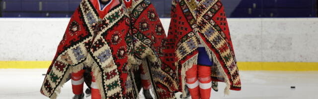 Srce na ledu, ćilim na ramenima: Naši hokejaši ponosno nose tradiciju