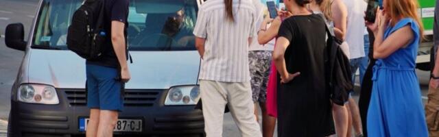 BLOKADERI NE HAJU ZA NAJMLAĐE! Dečji rođendan pretvoren u suze (VIDEO)