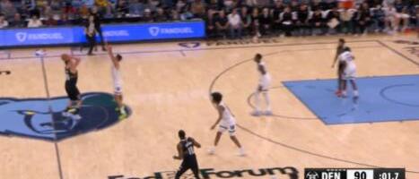 JOKIĆ POGODIO TROJKU SA POLA TERENA! Čudesnim potezom uz zvuk sirene naterao američkog komentatora da progovori srpski!