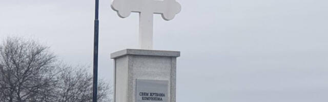 Спо­ме­ник крај Је­за­ве жр­тва­ма ко­му­ни­ста