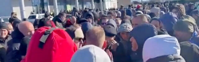 Ботуњани поново блокирали пут ка аеродрому, а Брисел похвалио акцију полиције