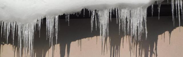 SA KROVOVA PRETE LEDENICE I SNEG: Savetuje se oprez pešacima, dobro obratite pažnju (FOTO)