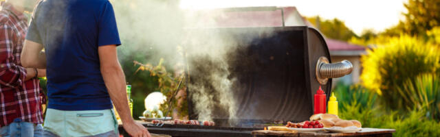 Neka Prvi maj prođe bez greške: Mnogi zaboravljaju da očiste roštilj pre upotrebe, a to menja ukus mesa