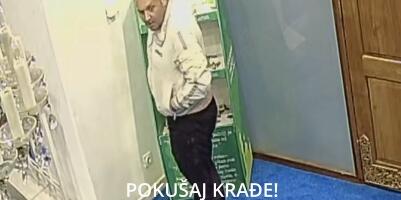 BIZARAN SNIMAK IZ SARAJEVA! Poznati lopov ponovo "operisao" u džamiji: Krao Kuran i slatkiše deci, sada je napravio KOBNU GREŠKU sa "pogrešnim patikama"