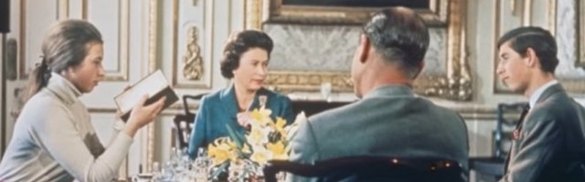 KRALJICA ELIZABETA POREDILA AMERIČKOG AMBASADORA SA GORILOM?! Procurio ZABRANJENI film o kraljevskoj porodici! /VIDEO/