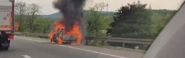Izgoreo automobil kod Bubanj Potoka (VIDEO)
