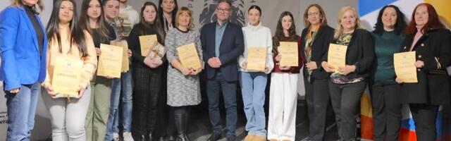 Ovo su nagrađeni učenici na literarnom konkursu povodom Dana grada