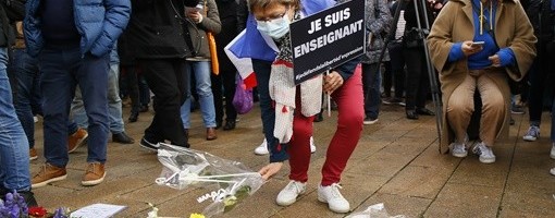 Nekoliko hiljada ljudi u Parizu odalo poštu ubijenom profesoru