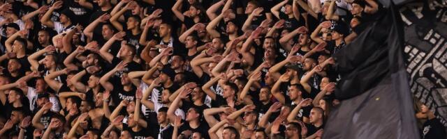 Navijač upalio tamjan na meču Partizan - Monako (VIDEO)