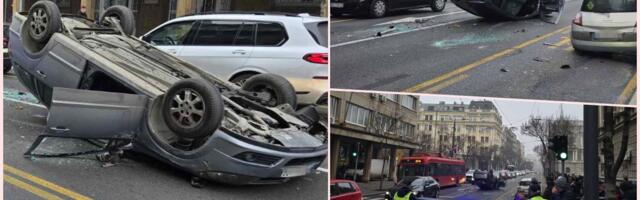 KURIR NA LICU MESTA, KARAMBOL U KRALJA MILANA: Auto se prevrnuo na krov, jezive scene (FOTO)