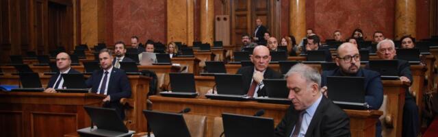 Opozicija kritikuje zakonske predloge poslanika Mrdića, koalicioni partneri SNS ih podržavaju
