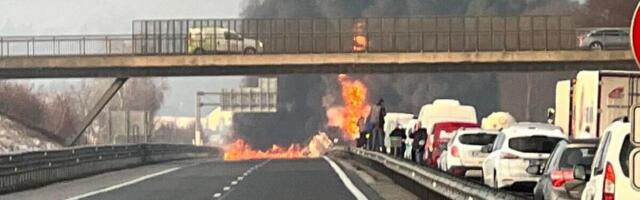 Cisterna puna goriva se prevrnula i udarila u kombi, požar sve progutao, ima mrtvih: Detalji užasa na autoputu