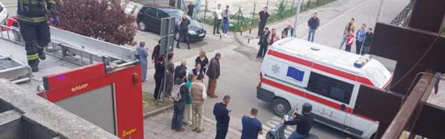 HOROR U NOVOM PAZARU: Žena pala s četvrtog sprata na balkon na prvom spratu - u kritičnom stanju prevezena u bolnicu PRVE SLIKE S MESTA UŽASA