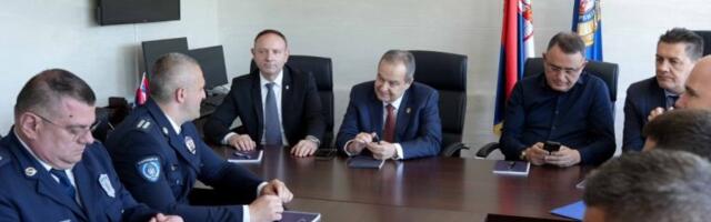 SASTANAK O UNAPREĐENJU JEDINICE! Dačić, Vasiljević i Zagrađanin u poseti vatrogascima u Novom Pazaru!