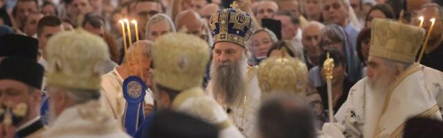 Počela liturgija u Hramu Svetog Save: Nema igla gde da padne - Jedan detalj posebno privukao pažnju (FOTO/VIDEO)