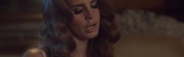 POZNATA PEVAČICA STAJE NA LUDI KAMEN?! Ponosno pokazala prsten, a DEČKA UPOZNALA PREKO DRUŠTVENIH MREŽA! /FOTO/