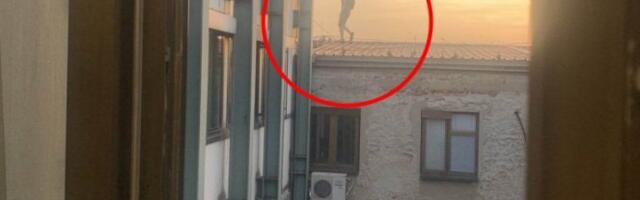 ŠTA TO RADIŠ, ČOVEČE?! Mladić šeta po krovu zgrade u centru Beograda, žena vrisnula od šoka kada ga je ugledala! (Foto)
