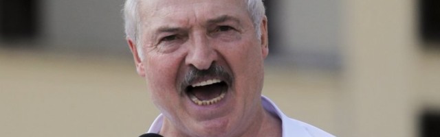 SA NjIM NEMA ŠALE: "Kalašnjikov" u ruci - Lukašenko naoružan stigao u rezidenciju (VIDEO)