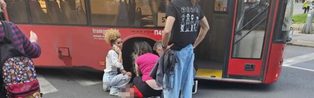 Vozač gradskog autobusa udario ženu na pešačkom, pa se zatvorio u kabinu (FOTO)
