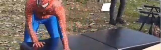 POTPUNI HIT: Spajdermen leči premorene studente (VIDEO)