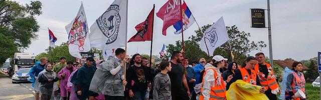 UŽIVO VIDEO Srednjoškolci dolaze u Novi Sad: Ovacije za đake bicikliste - stigao i Dinstachu