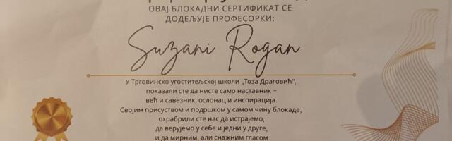 Maturanti profesorki uručili „blokadni sertifikat” kao znak zahvalnosti za podršku